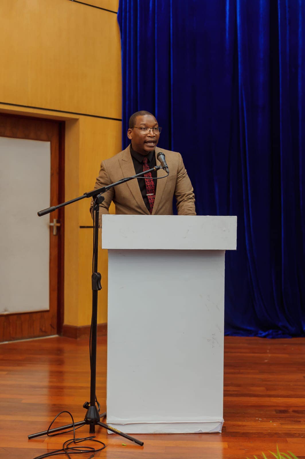 Diretor Dénice Paulo Jamo